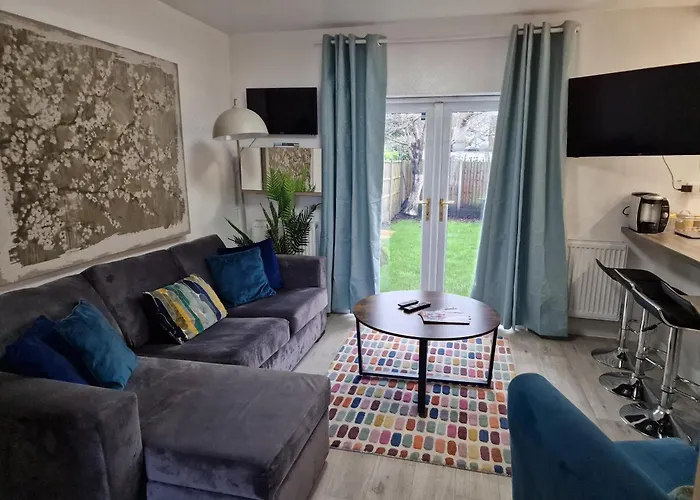 Modern 4-Bed House With Garden & Parking