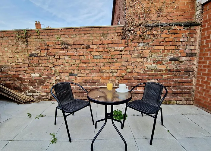 Incredible Private Rooms All With Private Bathrooms In A Fully Serviced House Next To City Centre With Free Parking