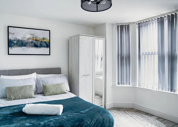 Hiltop 2Bed Apartment, Near City Centre, Sleeps 4 With Parking