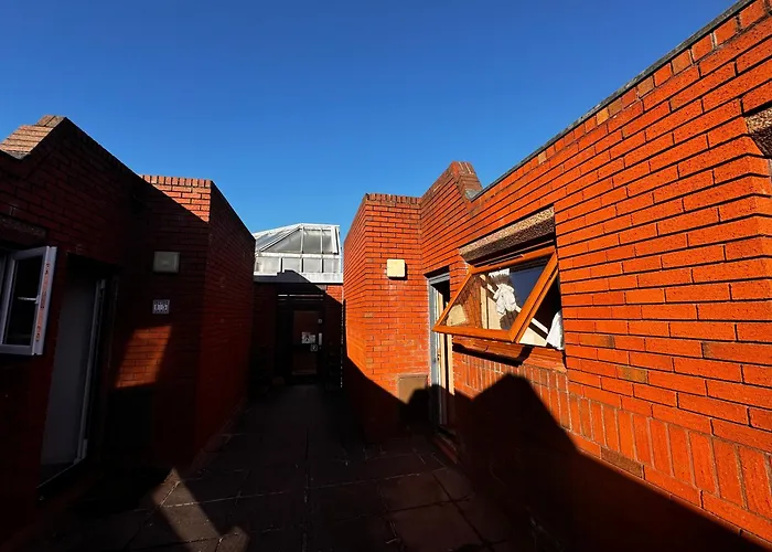 Two-Bedroom Flat Close To Uni & Shopping Center With Free Parking