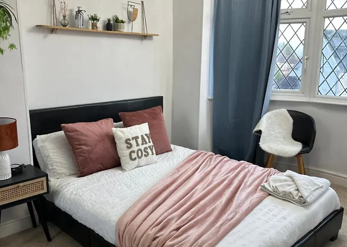 Spacious 4 Bedroom Contractors Friendly Home In Coventry Near Jaguar Land Rover & City Centre