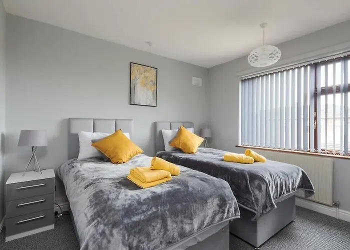 4 Bedroom House Coventry Sleep 7