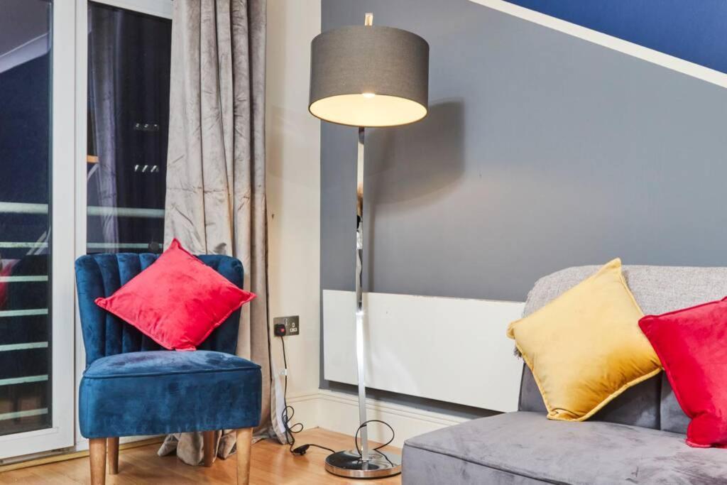 Luxury 2 Bed Central Location Sleeps 5 Apartment *
