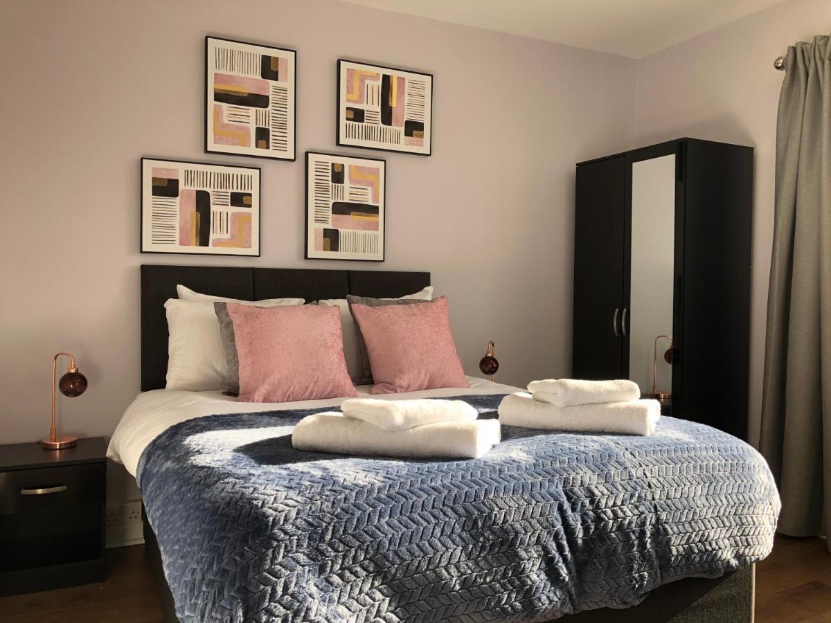 Modern House, Private Parking, A45 A46, Sleeps 6, By Empower Homes