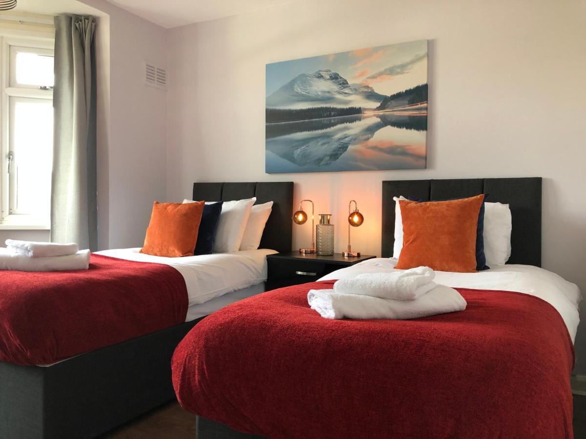 Modern House, Private Parking, A45 A46, Sleeps 6, By Empower Homes Apartment *