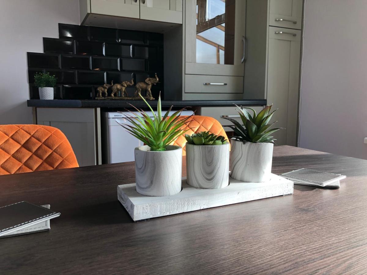 Modern House, Private Parking, A45 A46, Sleeps 6, By Empower Homes Apartment *