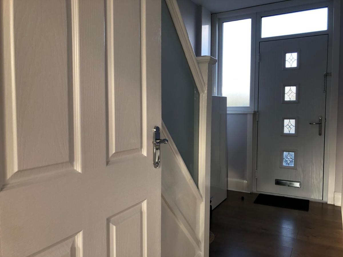 Modern House, Private Parking, A45 A46, Sleeps 6, By Empower Homes *