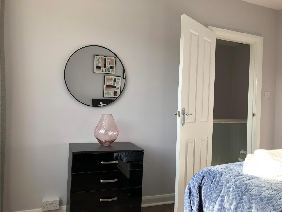 Modern House, Private Parking, A45 A46, Sleeps 6, By Empower Homes