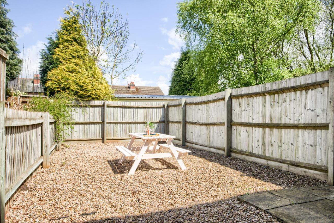 Holiday home Contemporary House, M6, Cbs Arena - Ricoh, Private Parking, Sleeps 5, By Empower Homes