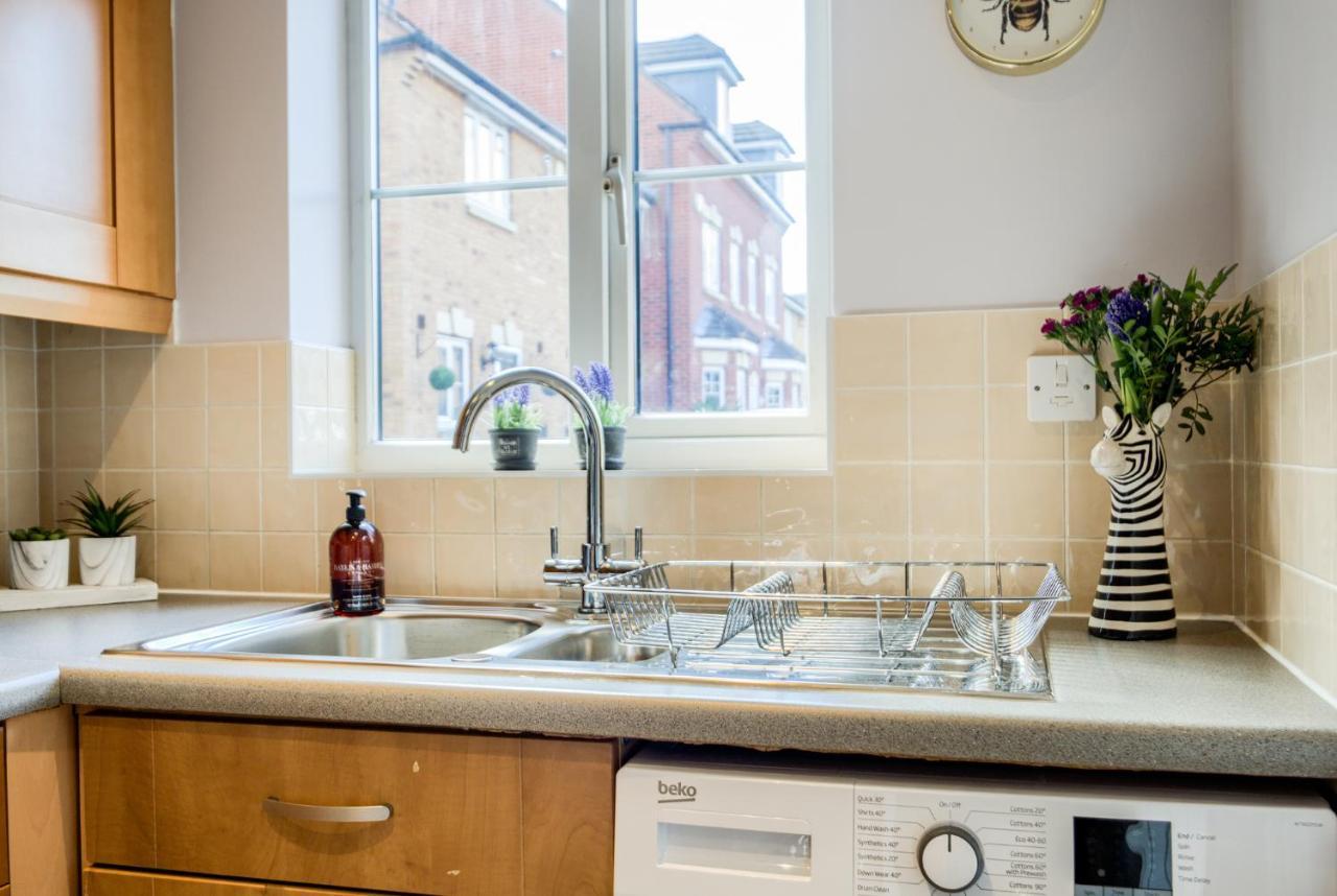 Contemporary House, M6, Cbs Arena - Ricoh, Private Parking, Sleeps 5, By Empower Homes Holiday home *