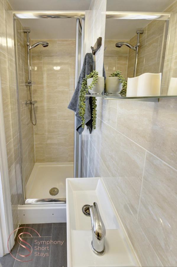 Modern, Stylish Ensuite With Netflix & Parking By Symphony Short Stays Coventry