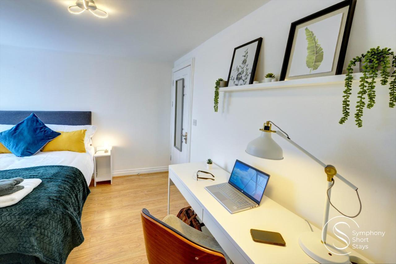Modern, Stylish Ensuite With Netflix & Parking By Symphony Short Stays