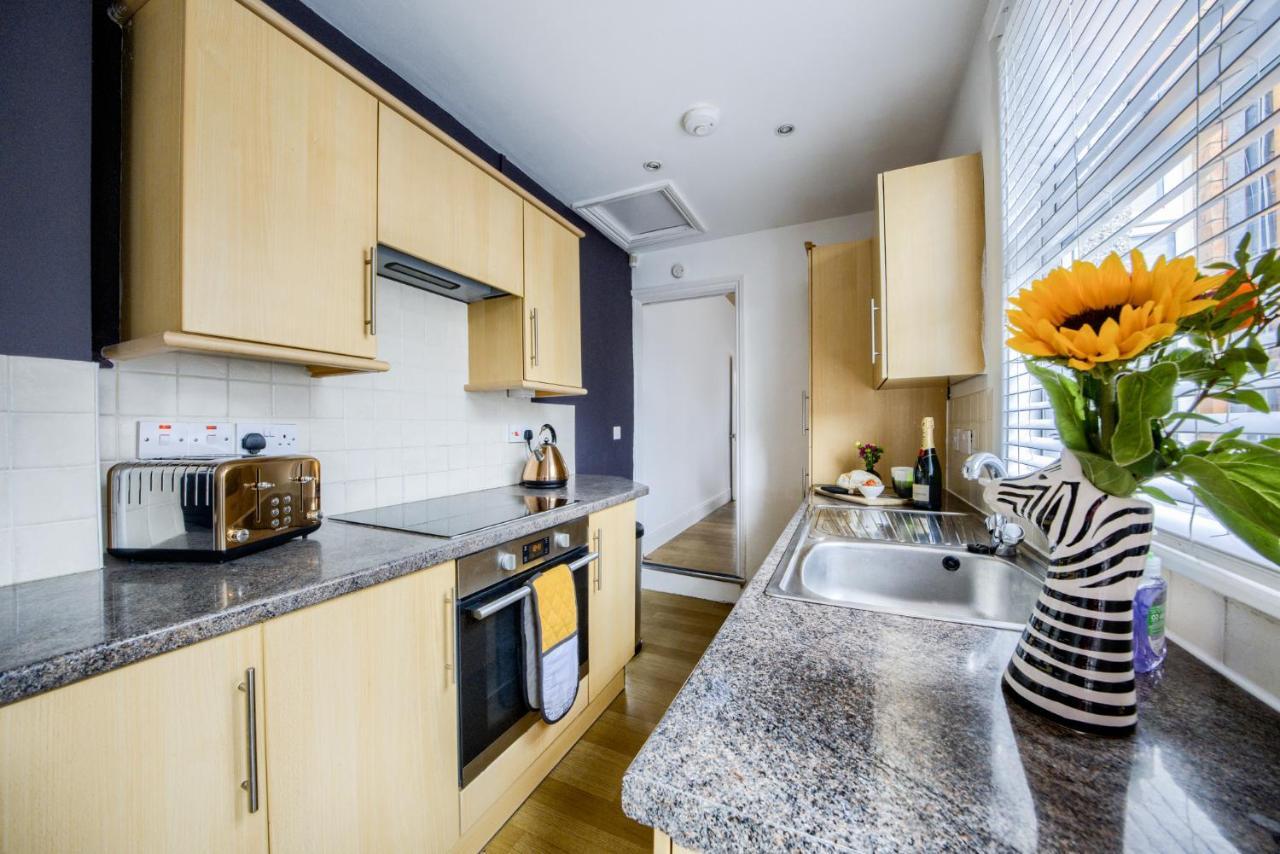 Fashionable House, Centre, Free Parking, Sleeps 4, By Empower Homes