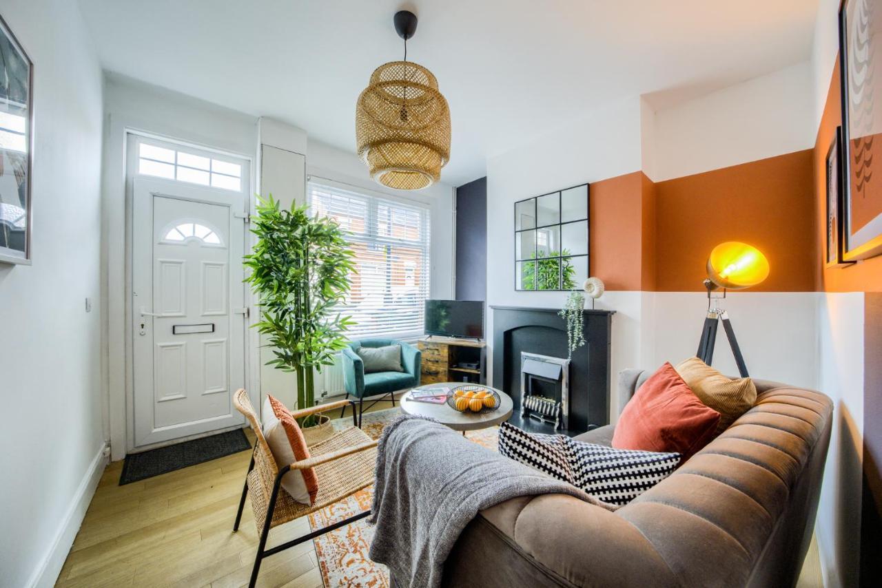 Fashionable House, Centre, Free Parking, Sleeps 4, By Empower Homes Casa de férias *