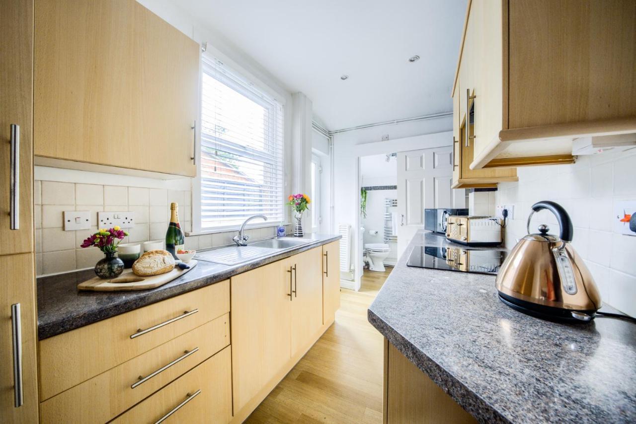 Fashionable House, Centre, Free Parking, Sleeps 4, By Empower Homes Casa de férias