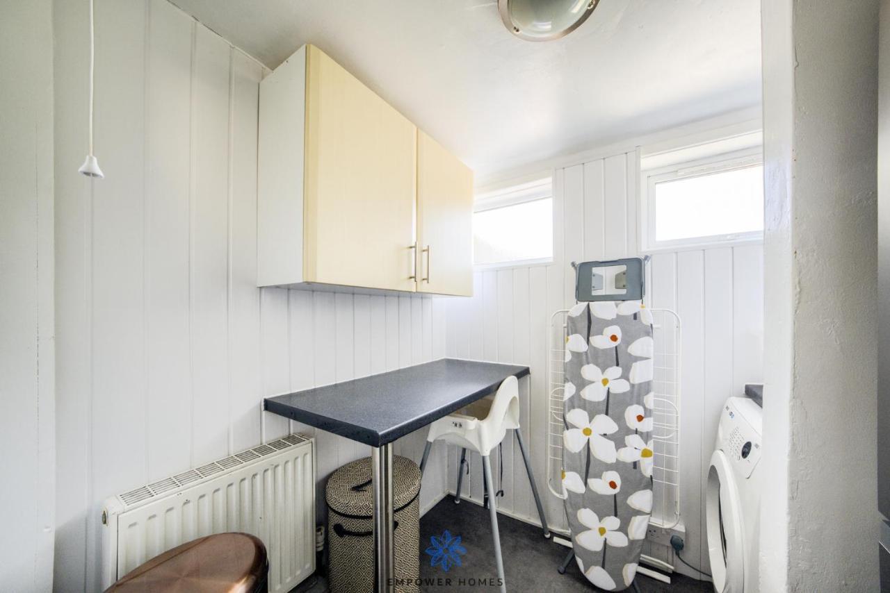 Stylish House, Centre, Free Parking, Sleeps 5, By Empower Homes Holiday home Coventry