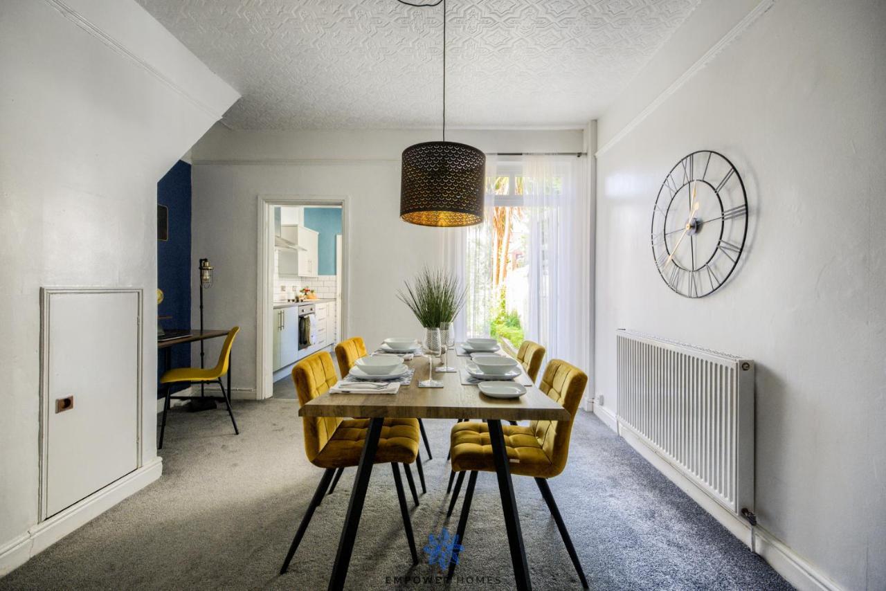 Stylish House, Centre, Free Parking, Sleeps 5, By Empower Homes Holiday home