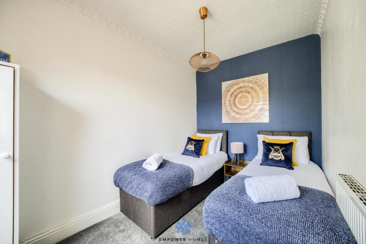 Stylish House, Centre, Free Parking, Sleeps 5, By Empower Homes Holiday home