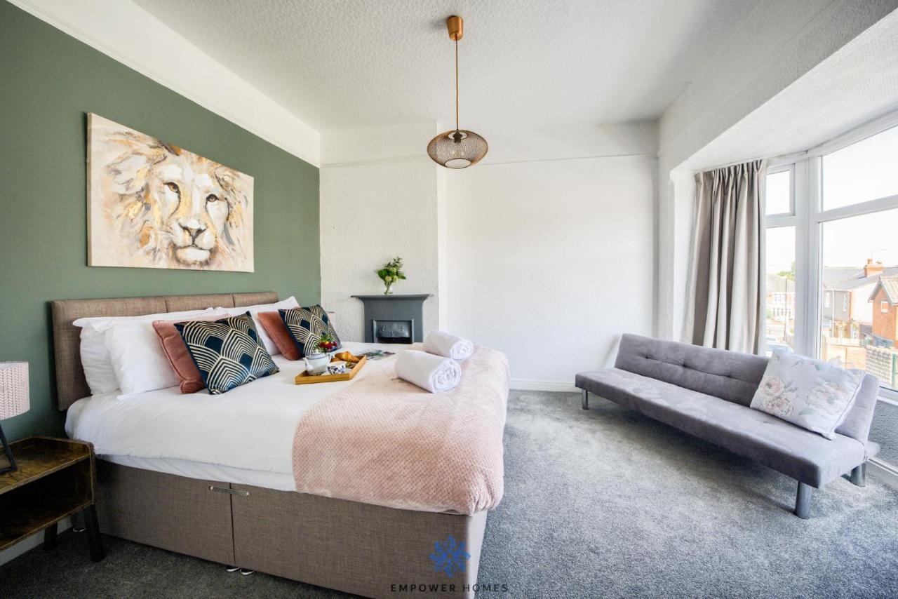 Stylish House, Centre, Free Parking, Sleeps 5, By Empower Homes Holiday home *