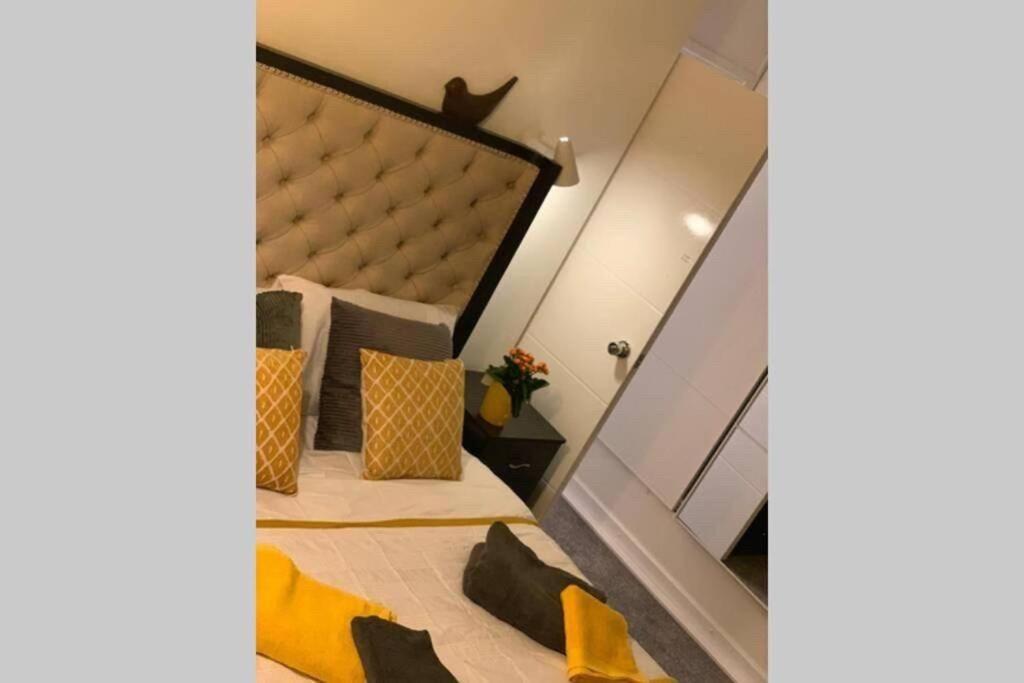 Apartment Large 4 Bedroom House In Coventry
