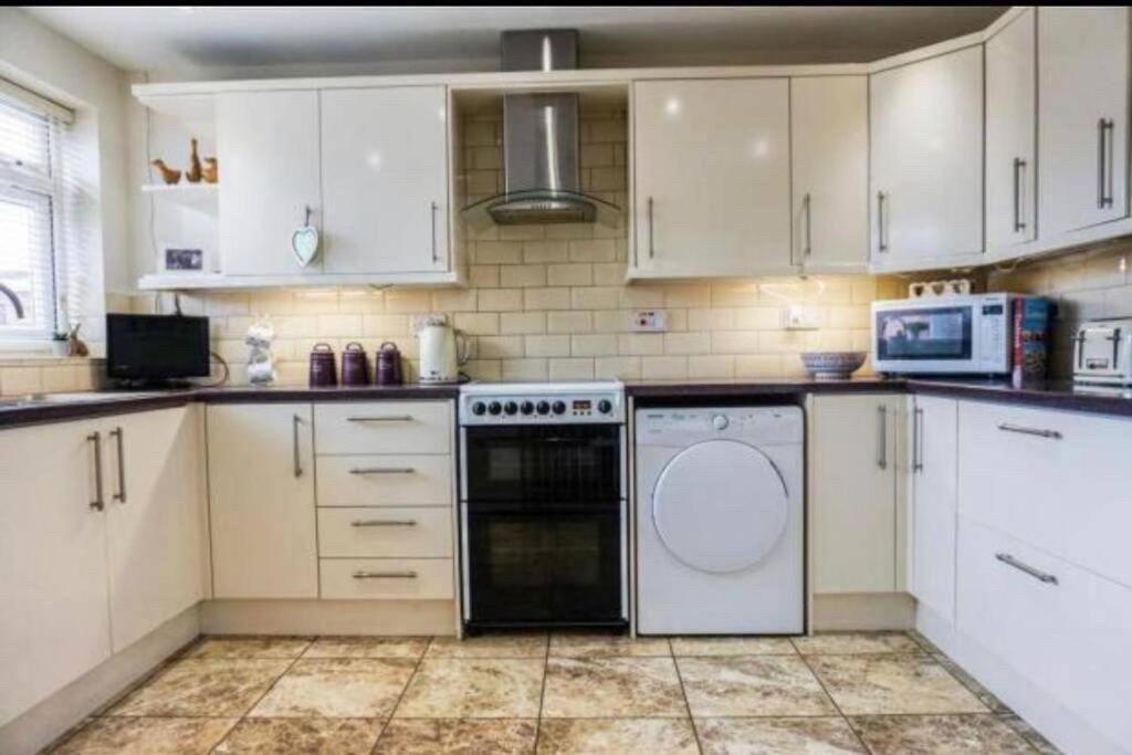 Large 4 Bedroom House In Apartment Coventry