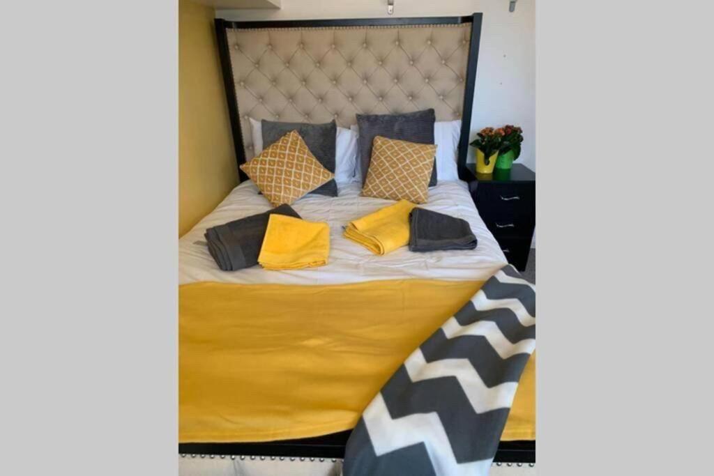 Large 4 Bedroom House In *