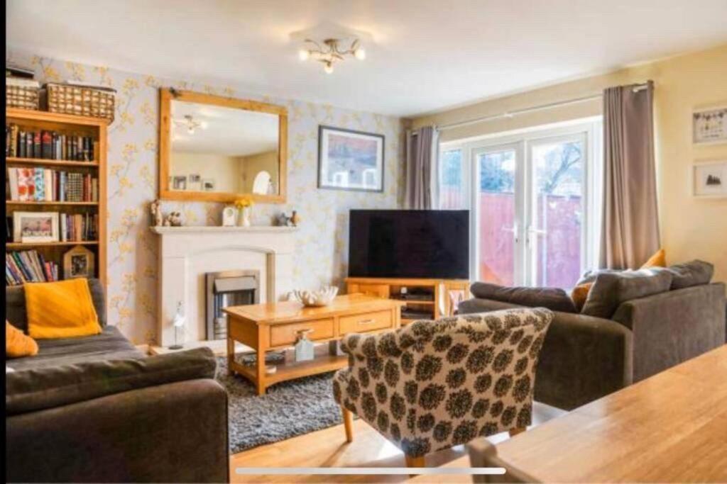 Large 4 Bedroom House In *