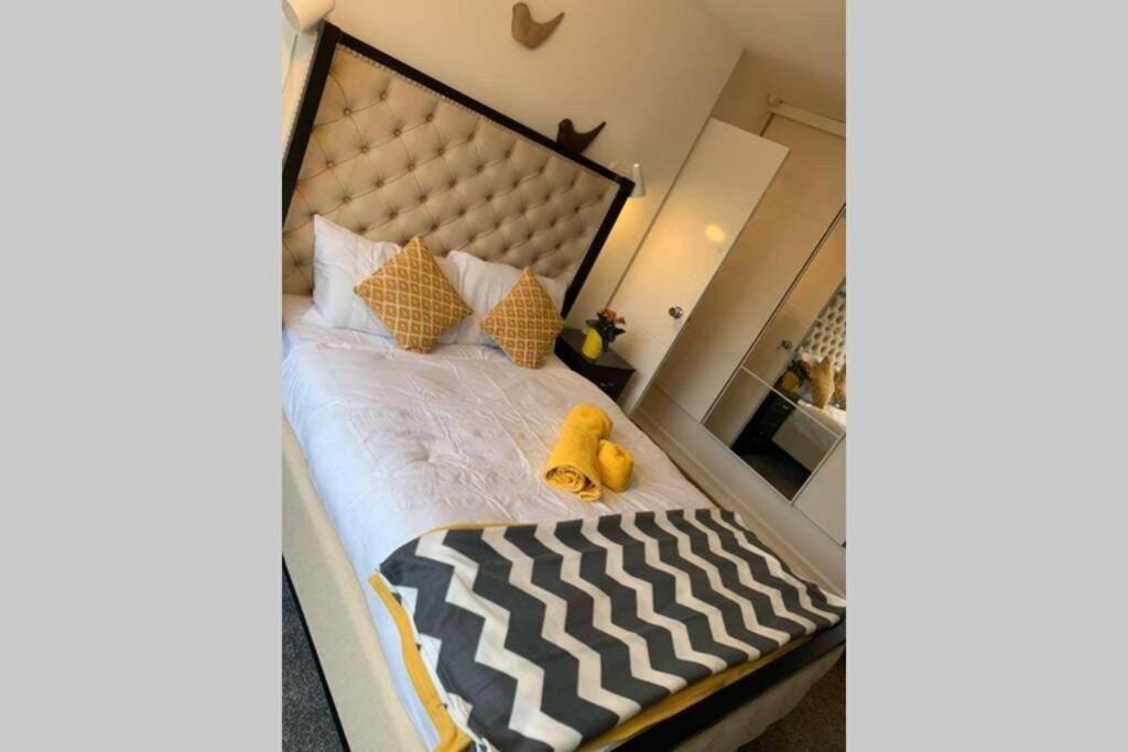 Apartment Large 4 Bedroom House In *