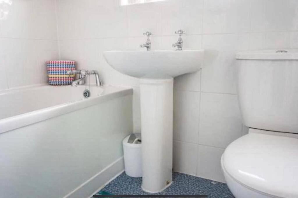 Apartment Large 4 Bedroom House In