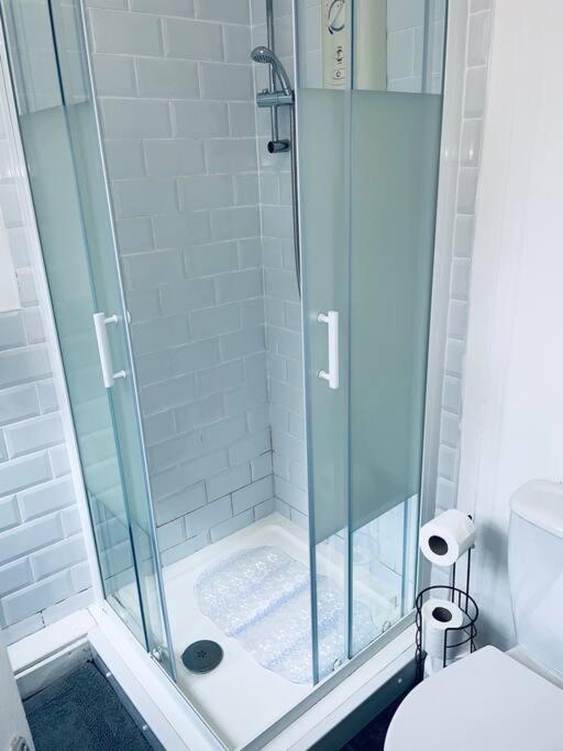 Homely 3 Bed Town House In City Centre *