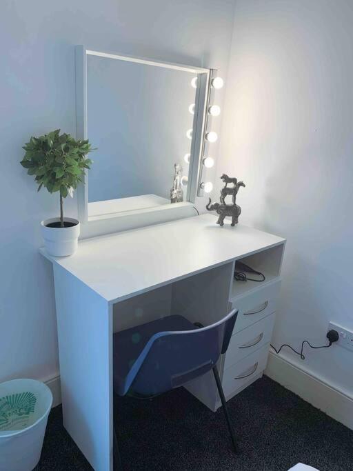 Homely 3 Bed Town House In City Centre Apartamento *