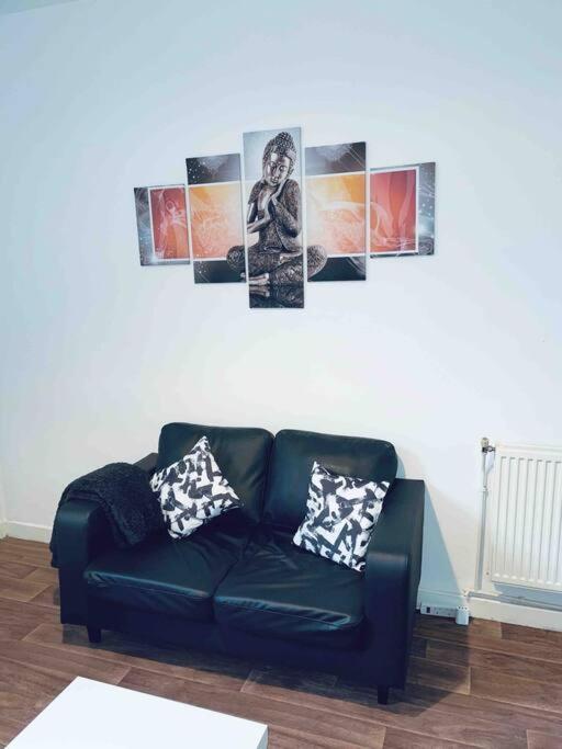 Homely 3 Bed Town House In City Centre Apartamento
