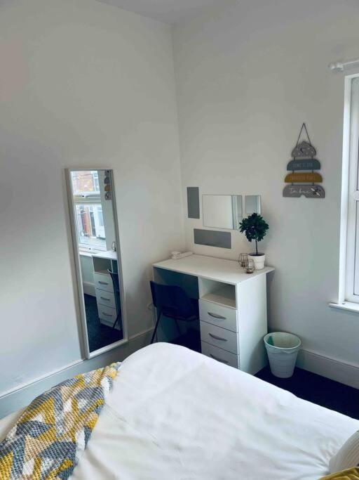 Homely 3 Bed Town House In City Centre Apartamento Coventry