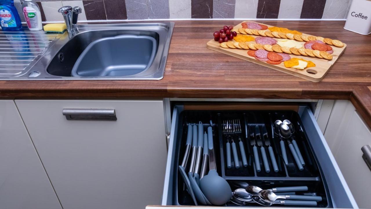 Luxury With Free Netflix & Wifi Apartment *