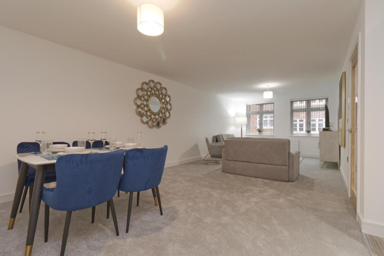 Just Launched! Modern 2-bed Flat - Sleeps 6 - Free Parking