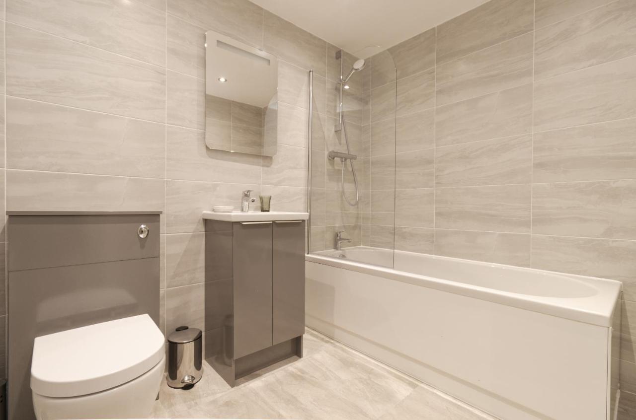 Just Launched! Modern 2-bed Flat - Sleeps 6 - Free Parking *