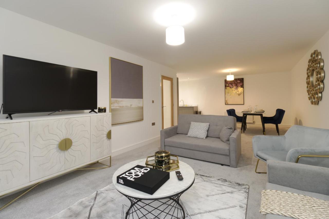 Just Launched! Modern 2-bed Flat - Sleeps 6 - Free Parking