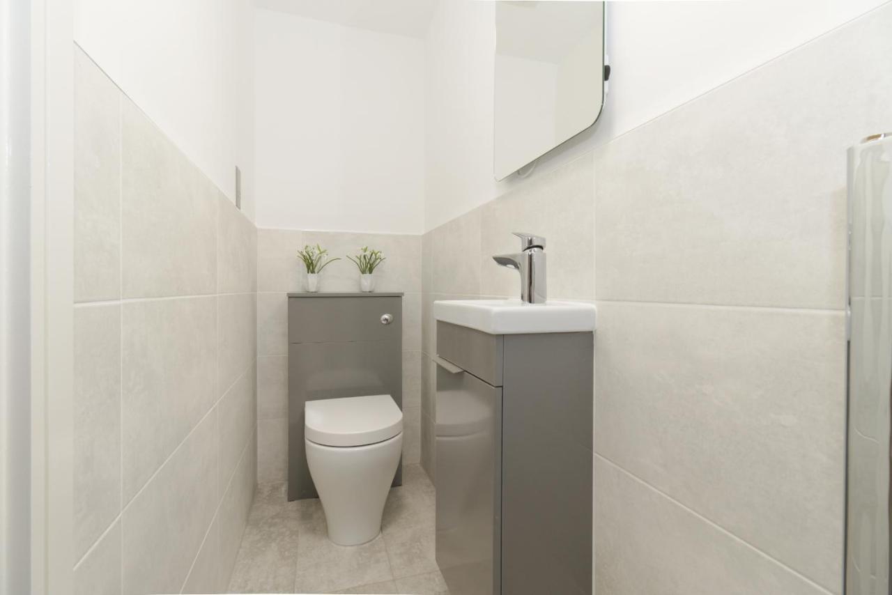 Brand New! Contemporary 2-bed Flat - Sleeps 4 - Free Parking Coventry