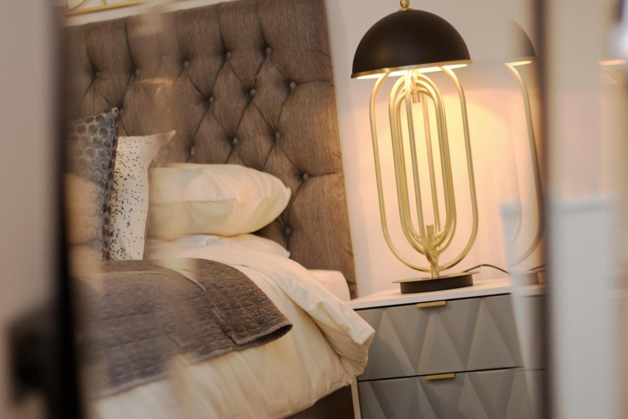 Just Launched! Modern 2-bed Flat - Sleeps 6 - Free Parking *