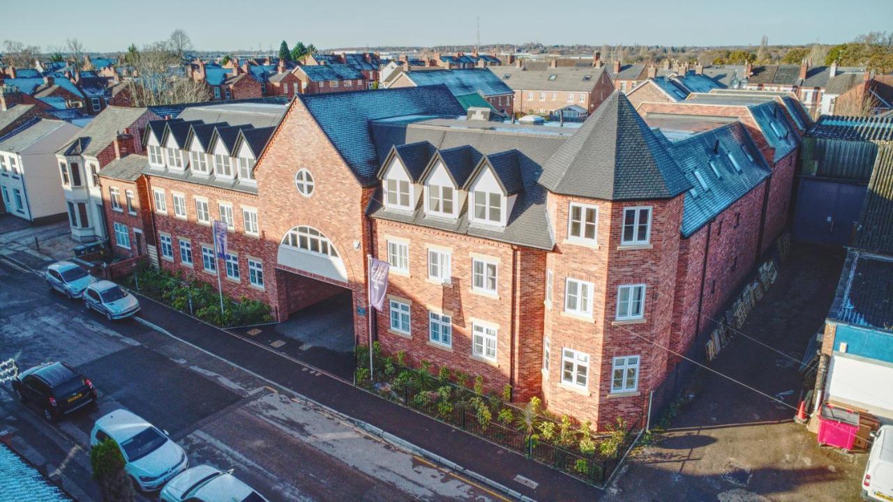 Just Launched! Modern 2-bed Flat - Sleeps 6 - Free Parking