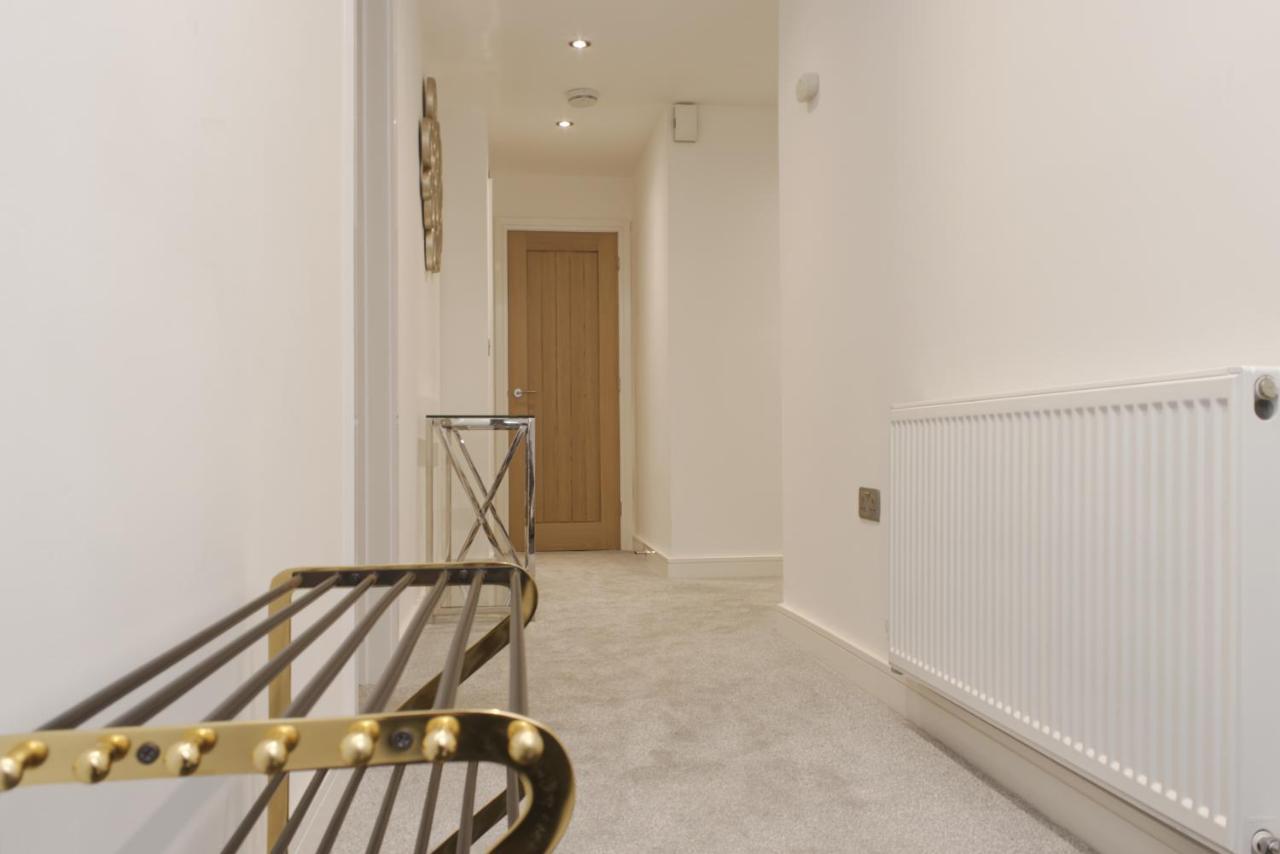 Just Launched! Modern 2-bed Flat - Sleeps 6 - Free Parking *