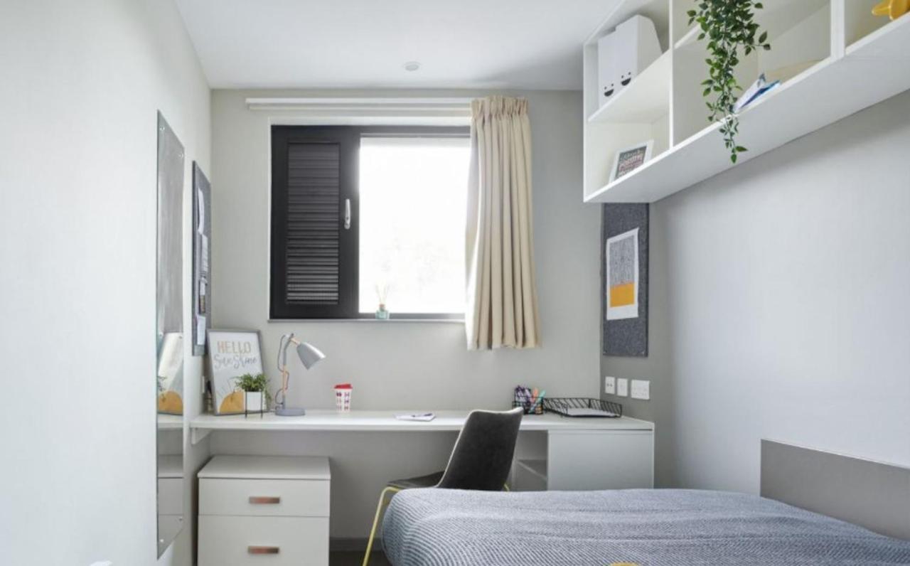 Student Only - 1 Night Free Gosford Gate In - Sk
