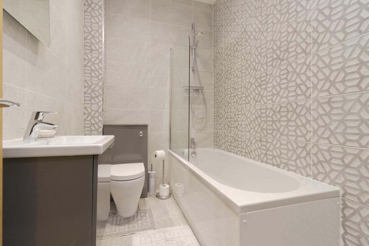 Unique! Stunning 3-bed Penthouse Flat - 2 Floors - Sleeps 8 - Free Parking Apartamento