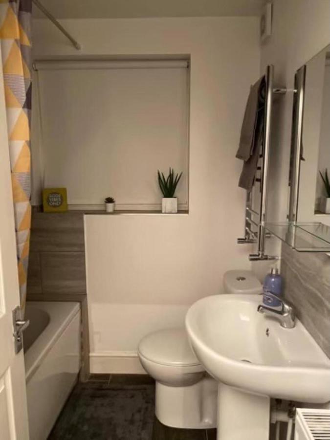 Holiday home Spacious Four Bedroom 3 Bathrooms - Coventry