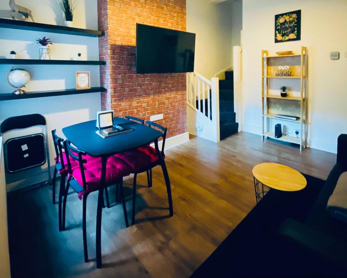 Spacious Four Bedroom 3 Bathrooms - Holiday home Coventry
