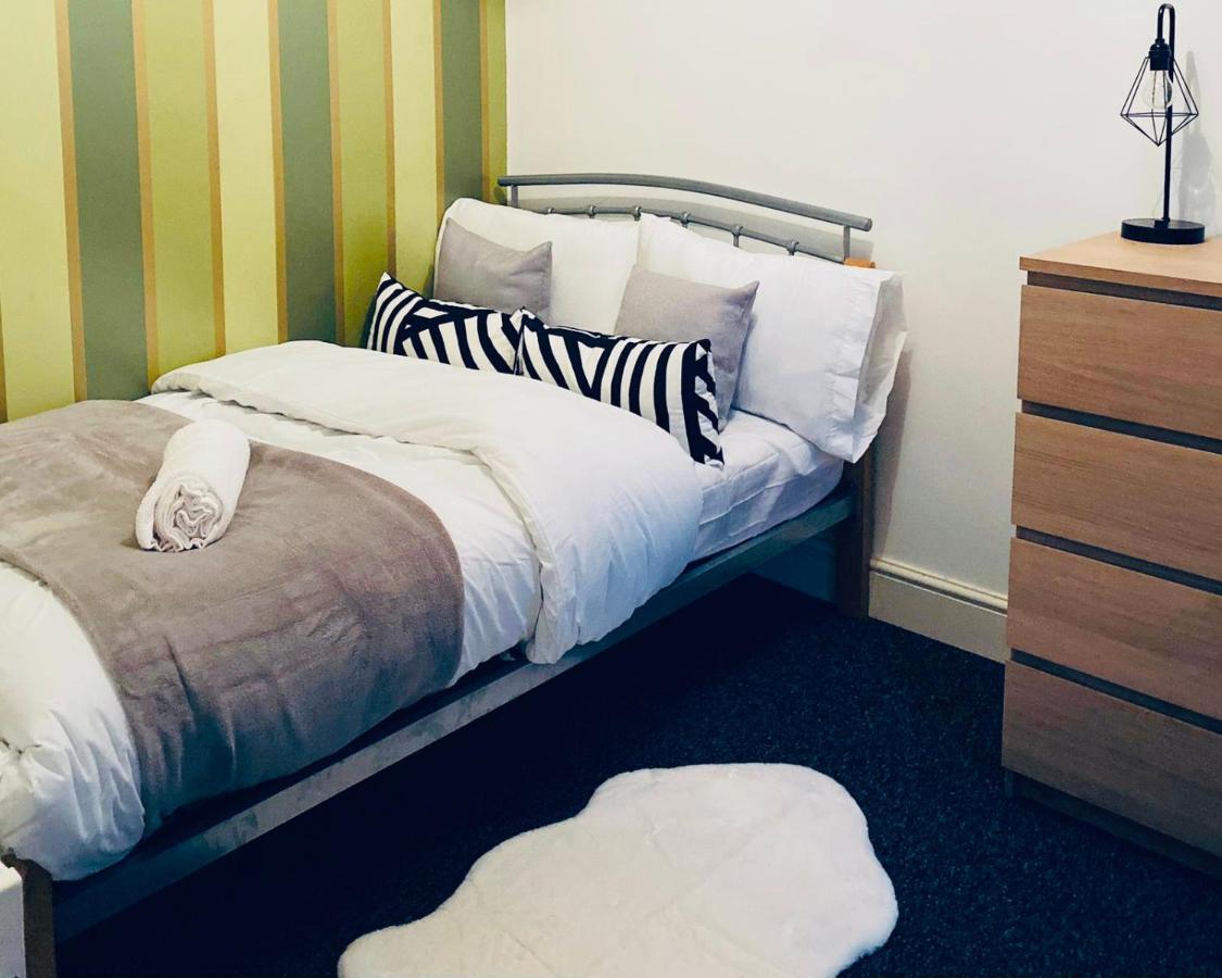 Spacious Four Bedroom 3 Bathrooms - * Coventry
