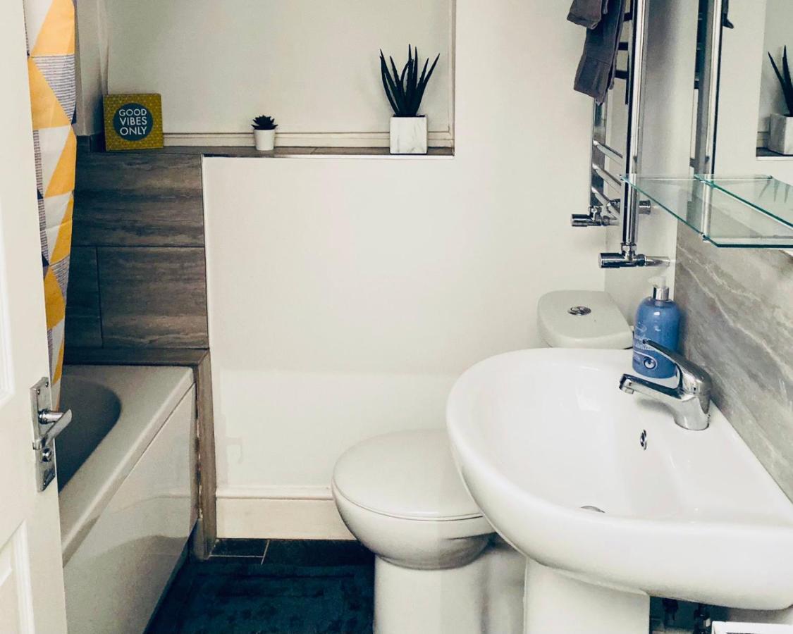 Holiday home Spacious Four Bedroom 3 Bathrooms - Coventry