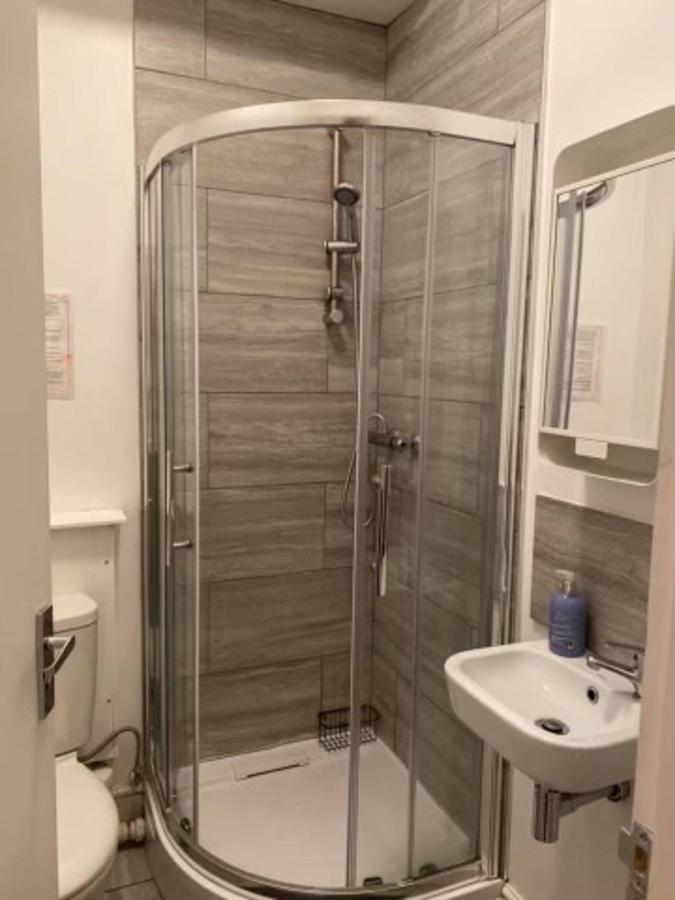 Spacious Four Bedroom 3 Bathrooms - Holiday home Coventry