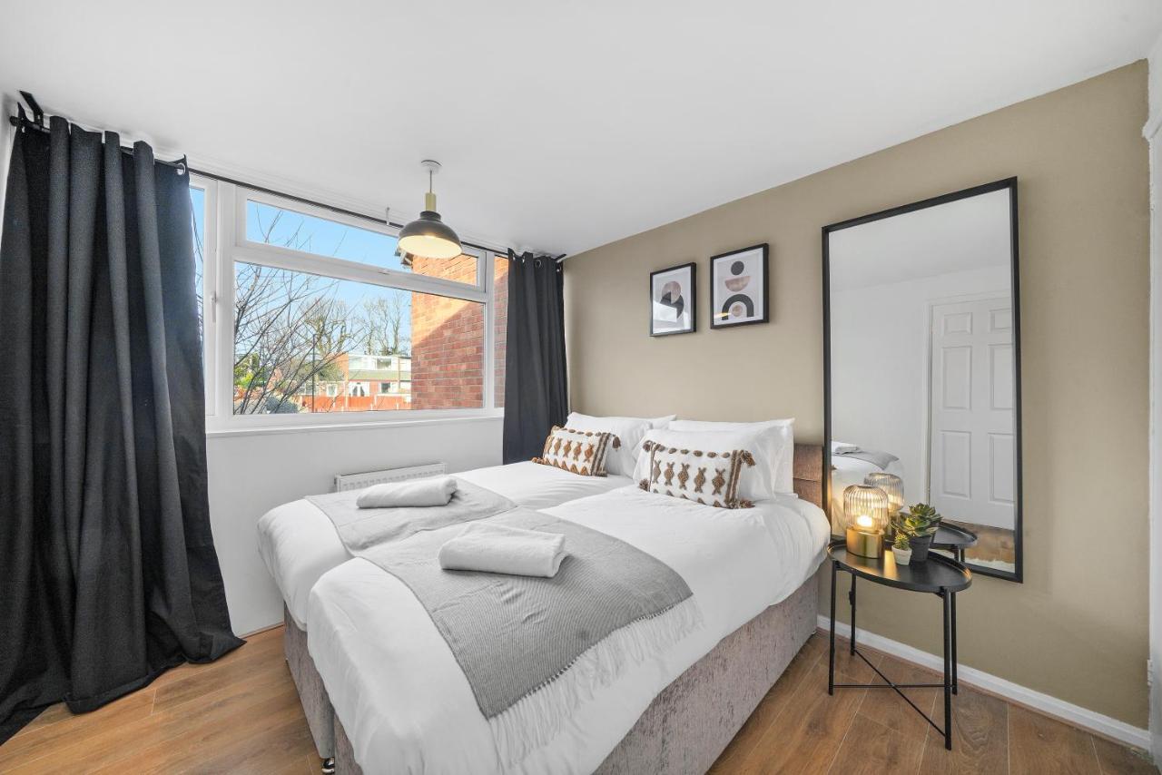 Cosy 3 Bedroom With Free Parking, Garden And Smart Tv With Netflix By Yoko