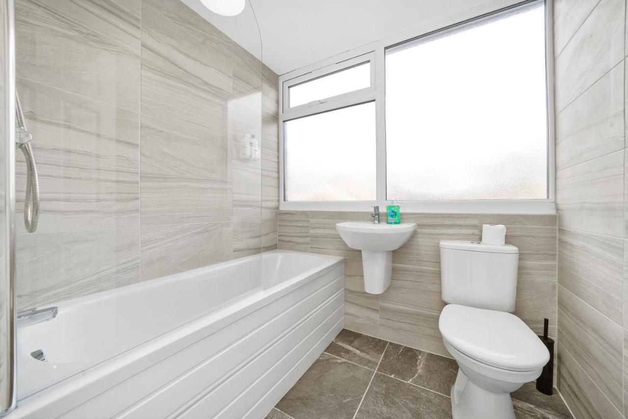 Cosy 3 Bedroom With Free Parking, Garden And Smart Tv With Netflix By Yoko Coventry